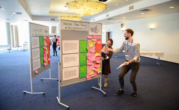 Výsledky Evropské konference mládeže v Lotyšsku. Fotografie z Agory nápadů-prezentace výstupů jednotlivých workshopů mezi sebou