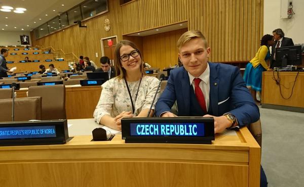 Mladí delegáti Petra a David v New Yorku