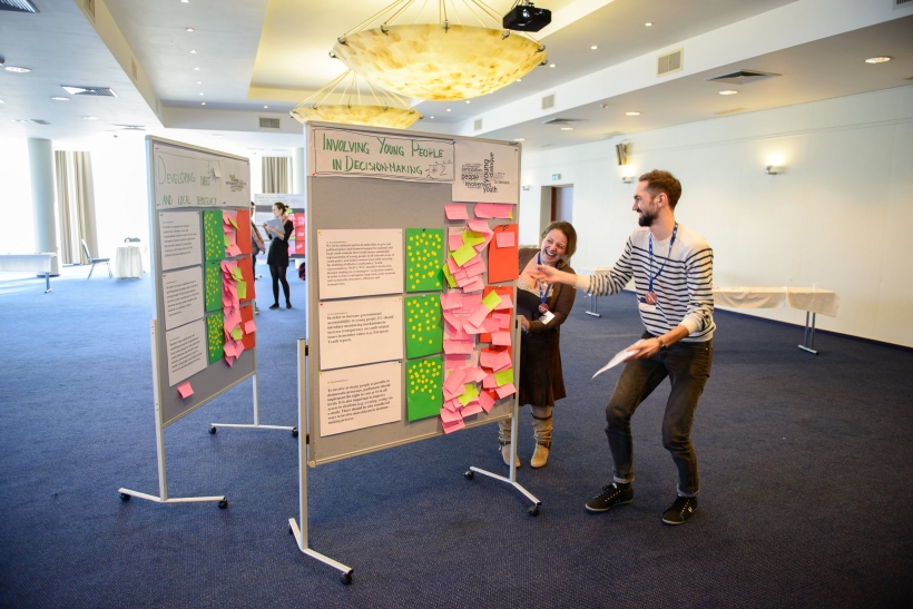Výsledky Evropské konference mládeže v Lotyšsku. Fotografie z Agory nápadů-prezentace výstupů jednotlivých workshopů mezi sebou
