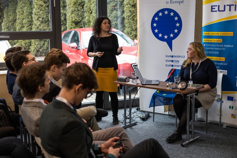 Zuzka a Míša ze Strukturovaného dialogu na akci Rozhoduj o Evropě